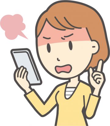 スマホで口コミを見て怒る女性