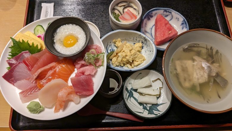 石川県羽咋市にある魚(ぼうぼう)さんの海鮮丼